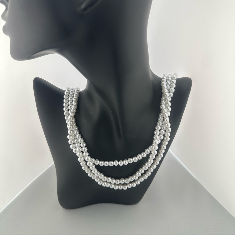 Claire's Classic White Pearl Necklace